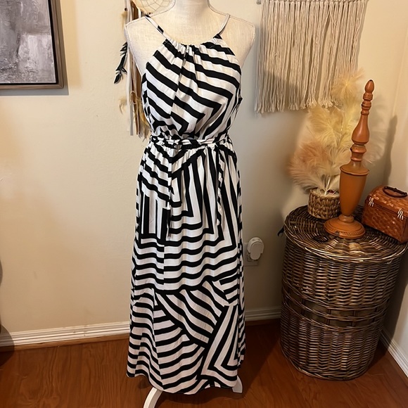 Black & White Halter Maxi Dress/ Size Medium/ Matching Belt/ Elastic Waist - Picture 2 of 7